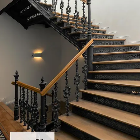 And Blue Haven 포즈난